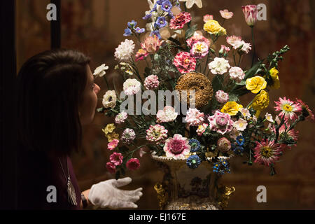 Londres, Royaume-Uni. 19 mars 2015. Une galerie sous-regarde le réveil de tournesol de la manufacture de porcelaine de Vincennes, ch. 1752. L'exposition de peinture "Paradis : l'art du jardin" s'ouvre à la Queen's Gallery, Buckingham Palace, le 20 mars et se poursuivra jusqu'au 11 octobre 2015. De la peinture au jardin botanique, des études détaillées de la peinture 'Paradise' rassemble plus de 150 œuvres d'art de la Collection Royale d'explorer le jardin's enduring appel pour les artistes du 16e au début du 20e siècle. Photo : Bettina Strenske Banque D'Images