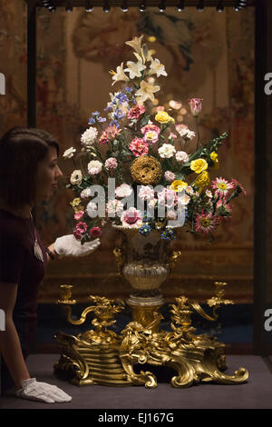 Londres, Royaume-Uni. 19 mars 2015. Une galerie sous-regarde le réveil de tournesol de la manufacture de porcelaine de Vincennes, ch. 1752. L'exposition de peinture "Paradis : l'art du jardin" s'ouvre à la Queen's Gallery, Buckingham Palace, le 20 mars et se poursuivra jusqu'au 11 octobre 2015. De la peinture au jardin botanique, des études détaillées de la peinture 'Paradise' rassemble plus de 150 œuvres d'art de la Collection Royale d'explorer le jardin's enduring appel pour les artistes du 16e au début du 20e siècle. Photo : Bettina Strenske Banque D'Images