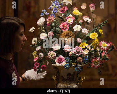 Londres, Royaume-Uni. 19 mars 2015. Une galerie sous-regarde le réveil de tournesol de la manufacture de porcelaine de Vincennes, ch. 1752. L'exposition de peinture "Paradis : l'art du jardin" s'ouvre à la Queen's Gallery, Buckingham Palace, le 20 mars et se poursuivra jusqu'au 11 octobre 2015. De la peinture au jardin botanique, des études détaillées de la peinture 'Paradise' rassemble plus de 150 œuvres d'art de la Collection Royale d'explorer le jardin's enduring appel pour les artistes du 16e au début du 20e siècle. Photo : Bettina Strenske Banque D'Images