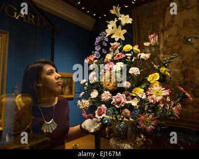 Londres, Royaume-Uni. 19 mars 2015. Une galerie sous-regarde le réveil de tournesol de la manufacture de porcelaine de Vincennes, ch. 1752. L'exposition de peinture "Paradis : l'art du jardin" s'ouvre à la Queen's Gallery, Buckingham Palace, le 20 mars et se poursuivra jusqu'au 11 octobre 2015. De la peinture au jardin botanique, des études détaillées de la peinture 'Paradise' rassemble plus de 150 œuvres d'art de la Collection Royale d'explorer le jardin's enduring appel pour les artistes du 16e au début du 20e siècle. Photo : Bettina Strenske Banque D'Images