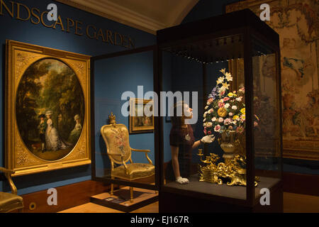 Londres, Royaume-Uni. 19 mars 2015. Une galerie sous-regarde le réveil de tournesol de la manufacture de porcelaine de Vincennes, ch. 1752. L'exposition de peinture "Paradis : l'art du jardin" s'ouvre à la Queen's Gallery, Buckingham Palace, le 20 mars et se poursuivra jusqu'au 11 octobre 2015. De la peinture au jardin botanique, des études détaillées de la peinture 'Paradise' rassemble plus de 150 œuvres d'art de la Collection Royale d'explorer le jardin's enduring appel pour les artistes du 16e au début du 20e siècle. Photo : Bettina Strenske Banque D'Images
