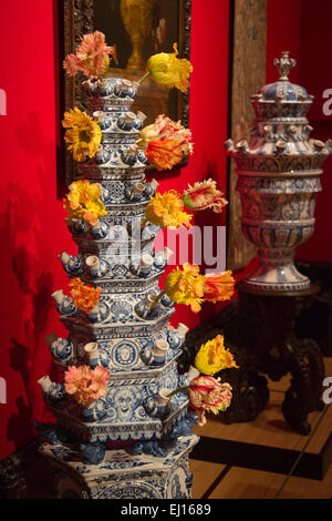 Londres, Royaume-Uni. 19 mars 2015. Un vase tulipe de Delft, Pays-Bas. L'exposition de peinture "Paradis : l'art du jardin" s'ouvre à la Queen's Gallery, Buckingham Palace, le 20 mars et se poursuivra jusqu'au 11 octobre 2015. De la peinture au jardin botanique, des études détaillées de la peinture 'Paradise' rassemble plus de 150 œuvres d'art de la Collection Royale d'explorer le jardin's enduring appel pour les artistes du 16e au début du 20e siècle. Photo : Bettina Strenske Banque D'Images