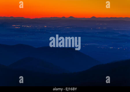 Après-Vue du coucher des lumières des villes dans la vallée de Shenandoah, du Sommet de Blackrock, le long de l'Appalachian Trail dans Shenandoa Banque D'Images