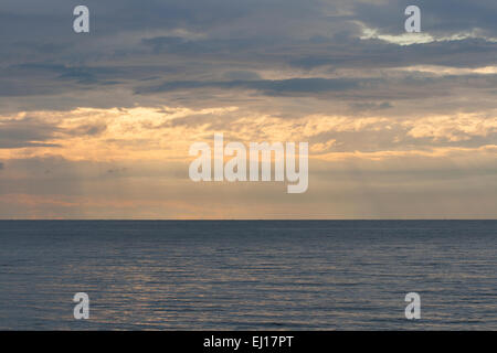 Les rayons de lumière passant à travers les nuages sur la surface de la mer Adriatique Banque D'Images