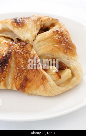 Strudel aux pommes pâtisserie danoise rempli de pomme et cannelle et raisins Banque D'Images