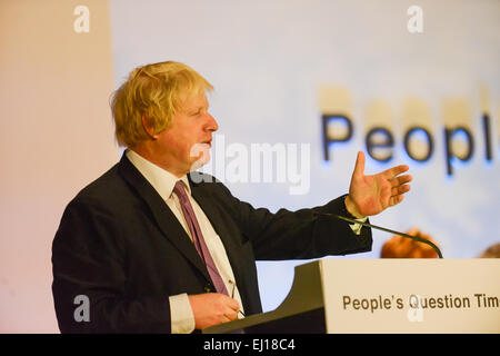 Wood Green, Haringey, Londres, Royaume-Uni. 19 mars 2015. Le maire de Londres Boris Johnson et l'Assemblée de Londres prendre part à la question du temps, qui se déroule à Wood Green, Haringey. Cela donne aux habitants la possibilité de poser des questions sur la 'les plans, les priorités et les politiques de la ville". Crédit : Matthieu Chattle/Alamy Live News Banque D'Images