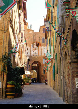 Ruelles médiévales street à Sienne, Italie Banque D'Images