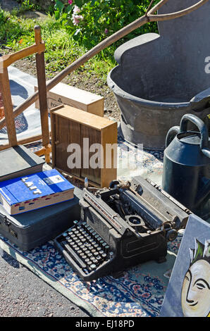 Machine à écrire antique à vendre au marché aux puces à Gigny-safe-Saône bourgogne, france Banque D'Images