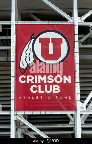 Une bannière pour l'Université de l'Utah Football Club Sei Crimson est suspendu Rice-Eccles Stadium Banque D'Images