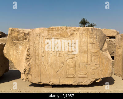 Close up de travail de secours sur l'un des blocs cassés dans des magazines au Temple de Karnak, Louxor Égypte Banque D'Images