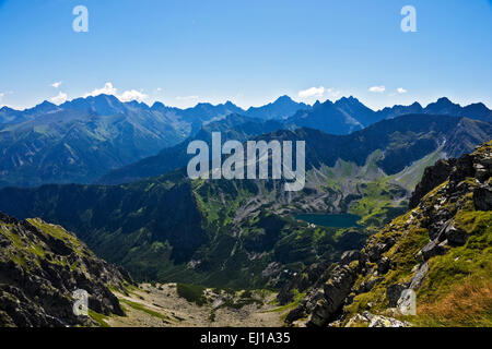Vue sur la vallée de cinq étangs polonais. Hautes Tatras en Pologne. Col Krzyzne Banque D'Images