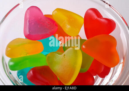 Bonbons colorés en forme de coeur (Valentine) Gros plan rétroéclairé Banque D'Images