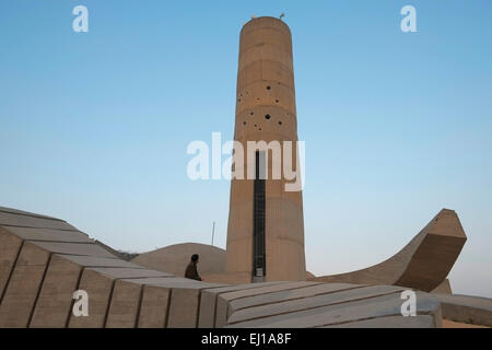 Vue sur le monument de béton dans l'architecture brutaliste style design à la Brigade du Néguev, connu localement comme l'Andarta conçu par Dani Karavan à la mémoire des membres de la Brigade juive du Néguev qui tomba Palmach la défense d'Israël lors de la guerre israélo-arabe de 1948. Il est situé sur une colline donnant sur Beer-sheva Beer-Sheva orthographié également la plus grande ville dans le désert du Néguev dans le sud de l'Israël Banque D'Images