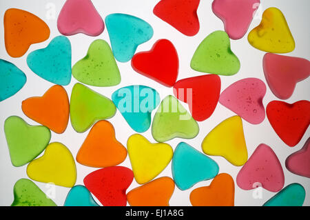 Bonbons colorés en forme de coeur (Valentine) Gros plan rétroéclairé Banque D'Images