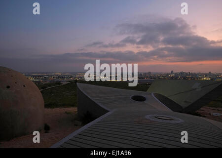 Vue sur le monument de béton dans l'architecture brutaliste style design à la Brigade du Néguev, connu localement comme l'Andarta conçu par Dani Karavan à la mémoire des membres de la Brigade juive du Néguev qui tomba Palmach la défense d'Israël lors de la guerre israélo-arabe de 1948. Il est situé sur une colline donnant sur Beer-sheva Beer-Sheva orthographié également la plus grande ville dans le désert du Néguev dans le sud de l'Israël Banque D'Images