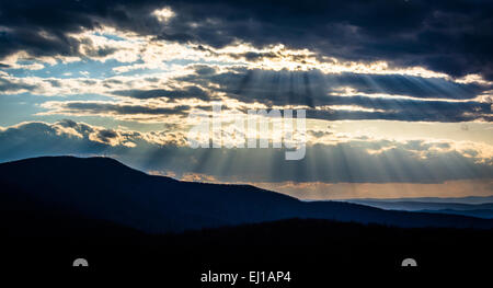 Rayons crépusculaires sur les Appalaches, vu de Skyline Drive dans le Parc National Shenandoah, en Virginie. Banque D'Images