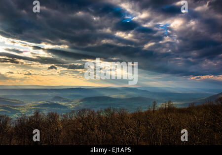 Rayons crépusculaires sur les Appalaches, vu de Skyline Drive dans le Parc National Shenandoah, en Virginie. Banque D'Images