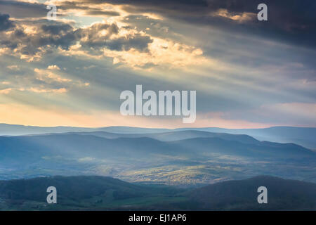 Rayons crépusculaires sur les Appalaches, vu de Skyline Drive dans le Parc National Shenandoah, en Virginie. Banque D'Images