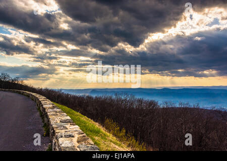 Rayons crépusculaires sur les Appalaches, vu de Skyline Drive dans le Parc National Shenandoah, en Virginie. Banque D'Images