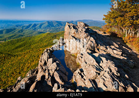 Début de soirée sur les montagnes Blue Ridge et Shenandoah Valley de Little Stony Man Mountain, le Parc National Shenandoah, V Banque D'Images