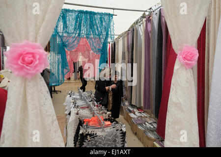 Les gens des boutiques du marché Bédouin à la périphérie de Beer-sheva Beer-Sheva orthographié également la plus grande ville dans le désert du Néguev dans le sud de l'Israël Banque D'Images