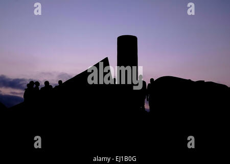 Vue silhouetée du monument en béton dans le style de l'architecture brutaliste de la Brigade du Negev connu localement sous le nom d'Andata conçu par Dani Karavan à la mémoire des membres de la Brigade juive Palmach Negev qui est tombé en défense d'Israël pendant la guerre arabe d'Israël en 1948. Il est situé sur une colline surplombant Beersheba également orthographié Beer-Sheva la plus grande ville du désert du Néguev dans le sud d'Israël Banque D'Images