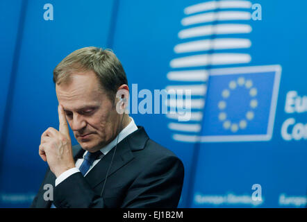 Bruxelles, Belgique. Mar 19, 2015. Le Président du Conseil européen, les gestes de Donald Tusk lors d'une conférence de presse après la première journée de sommet européen de printemps à Bruxelles, Belgique, le 19 mars 2015. L'Union européenne (UE), la politique de sanctions contre la Russie sur l'Ukraine crise serait liée à la mise en œuvre de l'accord de Minsk jusqu'à la fin de 2015, les dirigeants européens ont convenu jeudi. Credit : Zhou Lei/Xinhua/Alamy Live News Banque D'Images