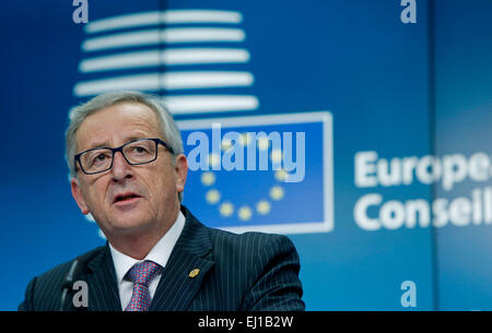 Bruxelles, Belgique. Mar 19, 2015. Le Président de la Commission européenne, Jean-Claude Juncker s'exprime lors d'une conférence de presse après la première journée de sommet européen de printemps à Bruxelles, Belgique, le 19 mars 2015. L'Union européenne (UE), la politique de sanctions contre la Russie sur l'Ukraine crise serait liée à la mise en œuvre de l'accord de Minsk jusqu'à la fin de 2015, les dirigeants européens ont convenu jeudi. Credit : Zhou Lei/Xinhua/Alamy Live News Banque D'Images