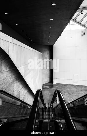 Escaliers mécaniques dans le bâtiment est de la National Gallery of Art, Washington, DC. Banque D'Images