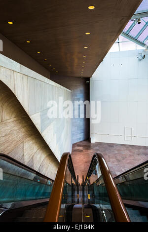 Escaliers mécaniques dans le bâtiment est de la National Gallery of Art, Washington, DC. Banque D'Images