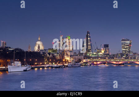 Finances LONDON CITY SKYLINE nuit tombée de la ville de Thames London cityscape lumières & Tamise de Waterloo Bridge au coucher du soleil Ciel clair crépuscule London UK Banque D'Images