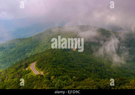 Le brouillard et les nuages bas sur Skyline Drive, du point de vue de l'homme Little Stony Cliffs dans le Parc National Shenandoah, en Virginie. Banque D'Images