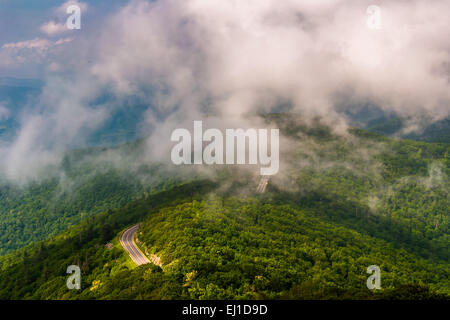 Le brouillard et les nuages bas sur Skyline Drive, du point de vue de l'homme Little Stony Cliffs dans le Parc National Shenandoah, en Virginie. Banque D'Images