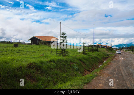 Montagne Kinabalu et la ferme Banque D'Images