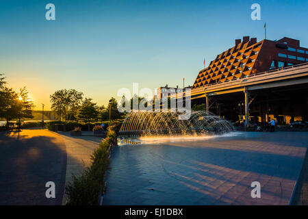 Fontaines au coucher du soleil au bord de l'eau à Georgetown, Washington, DC. Banque D'Images