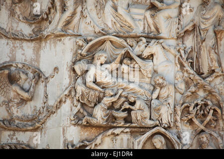 La nativité. L'allégement du début de la Renaissance par le sculpteur Lorenzo Maitani sur la cathédrale d'Orvieto, Italie. Banque D'Images