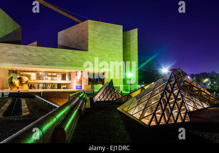 Pyramides de verre et de l'immeuble est de la National Gallery of Art la nuit, Washington, DC. Banque D'Images