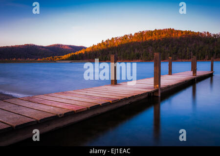 Une longue exposition d'un petit quai sur le lac Arrowhead, près de Shenandoah National Park dans Luray, Virginie Banque D'Images