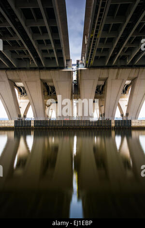 En vertu de la longue exposition Woodrow Wilson Bridge, à Alexandria, en Virginie. Banque D'Images