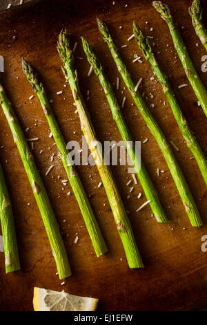 Des asperges vertes cuites avec du citron et fromage Banque D'Images