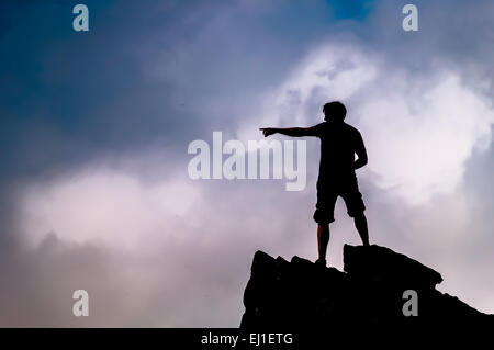 L'homme sur le dessus des roches sur la montagne Little Stony Man dans le Parc National Shenandoah, en Virginie. Banque D'Images