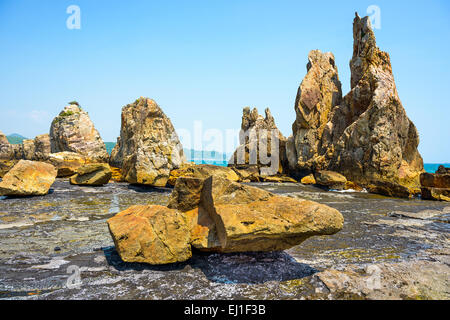 Kushimoto, préfecture de Wakayama, Japon. côte au Hashi-gui-iwa rocks. Banque D'Images