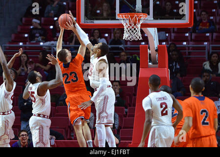 Philadelphia, PA, US. 18 Mar, 2015. Temple Owls centre avant/DEVONTAE WATSON (23) tente de bloquer un tir de Bucknell Bison avant ZACH THOMAS (23) lors du premier tour de jeu de basket-ball de NIT entre les Bucknell Bison et Temple Owls joué au Liacouras Center de Philadelphie. Temple beat Bucknell 73-67. © Ken Inness/ZUMA/Alamy Fil Live News Banque D'Images