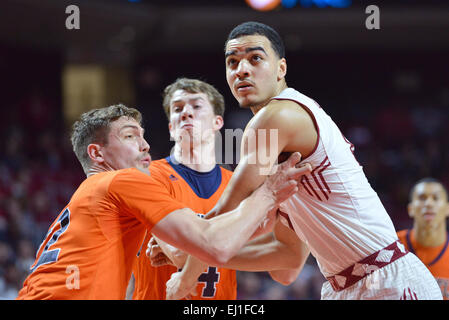 Philadelphia, PA, US. 18 Mar, 2015. ENECHIONYIA Temple Owls OBI avant (0) batailles pour position remontée au cours de la première série de basket de la Nit entre les Bucknell Bison et Temple Owls joué au Liacouras Center de Philadelphie. Temple beat Bucknell 73-67. © Ken Inness/ZUMA/Alamy Fil Live News Banque D'Images