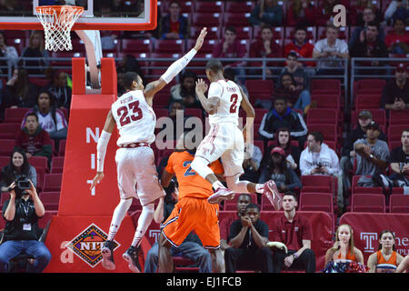 Philadelphia, PA, US. 18 Mar, 2015. Bucknell Bison NANA FOULLAND centre (20) obtient les deux Temple Owls garde VA CUMMINGS (2) et de l'avant DEVONTAE WATSON (23) dans l'air avec un faux au cours de la première série de basket de la Nit entre les Bucknell Bison et Temple Owls joué au Liacouras Center de Philadelphie. Temple beat Bucknell 73-67. © Ken Inness/ZUMA/Alamy Fil Live News Banque D'Images