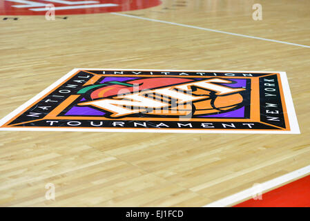 Philadelphia, PA, US. 18 Mar, 2015. Le logo de NIT indiqués sur la cour avant le premier tour de jeu de basket-ball de NIT entre les Bucknell Bison et Temple Owls joué au Liacouras Center de Philadelphie. Temple beat Bucknell 73-67. © Ken Inness/ZUMA/Alamy Fil Live News Banque D'Images