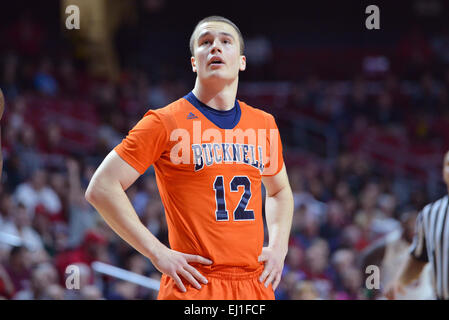 Philadelphia, PA, US. 18 Mar, 2015. Bucknell Bison guard J.C. SHOW (12) attend un coup franc lors du premier tour de jeu de basket-ball de NIT entre les Bucknell Bison et Temple Owls joué au Liacouras Center de Philadelphie. Temple beat Bucknell 73-67. © Ken Inness/ZUMA/Alamy Fil Live News Banque D'Images