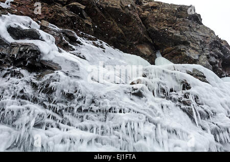 Gel surf jet produit les glaçons sur le visage de falaises côtières, l'Acadia National Park, Bar Harbor, Maine. Banque D'Images