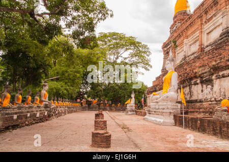 Ayutthaya, Thailand-June 27, 2013 : la marche autour de Wat Yai Chai Mong Kol Banque D'Images