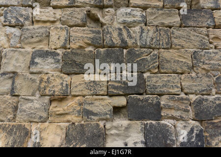 Gros plan sur un vieux mur en pierre à aiguiser brun de Bramley à Kirkstall Abbey, Leeds, West Yorkshire, Angleterre Banque D'Images